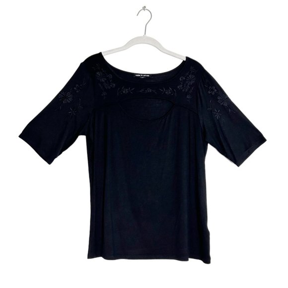Cable & Gauge Short Sleeve Floral Accent Front Keyhole Top in Black - Sz M - Picture 1 of 6